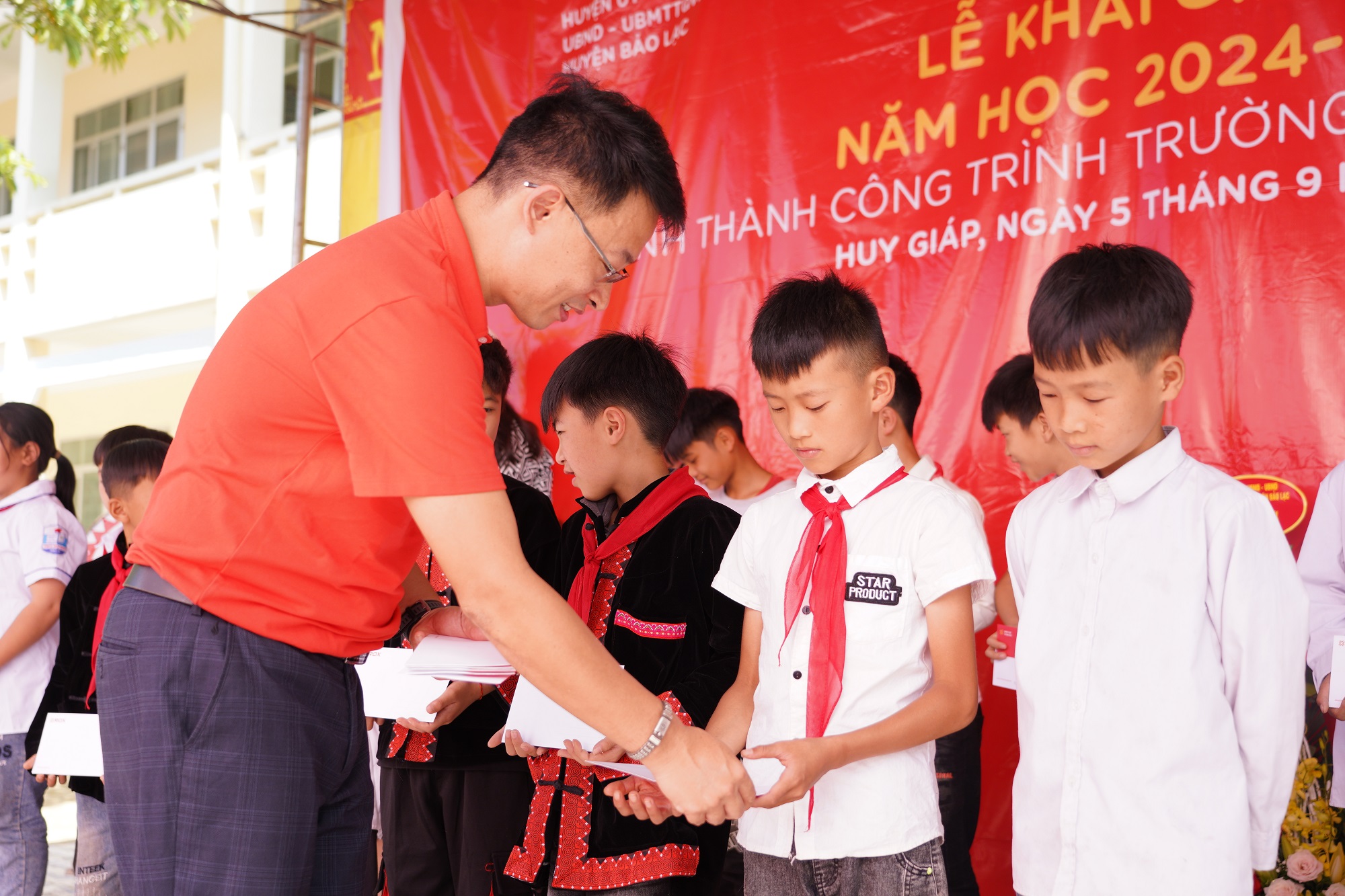 ROX Group trao học bổng cho 96 học sinh có hoàn cảnh khó khăn ở Cao Bằng
