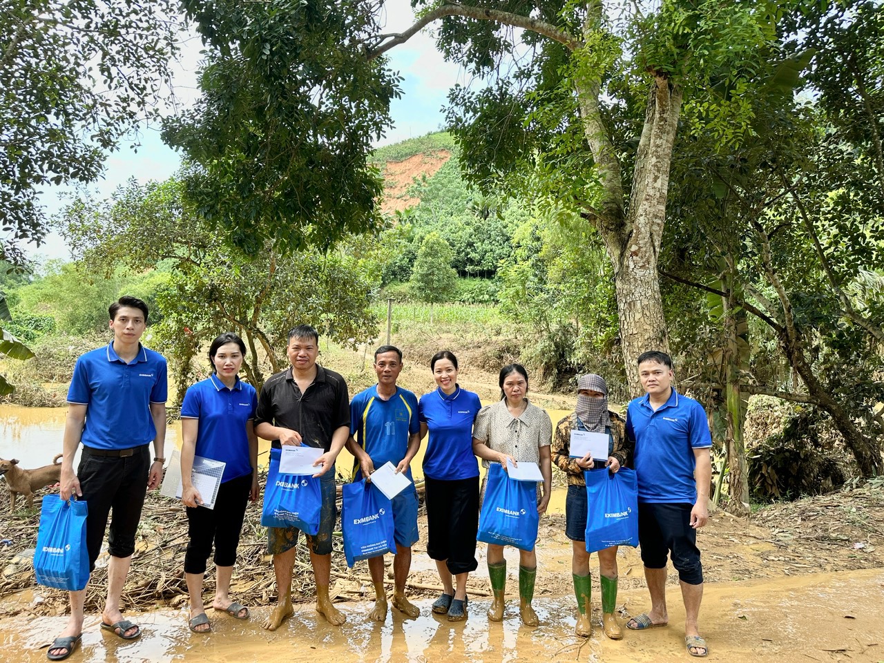 Eximbank ủng hộ 10 tỷ đồng chung tay xóa nhà tạm, nhà dột nát