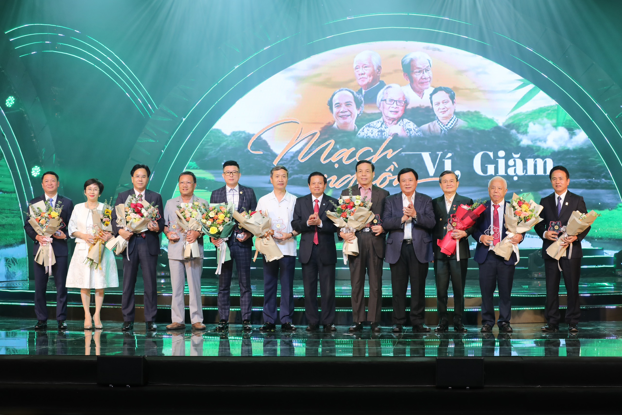 Đồng chí Nguyễn Xuân Thắng UVBCT - Giám đốc HVQG Hồ Chí Minh và Chủ tịch HĐHNA tại Hà Nội tặng hoa cho các nhà tài trợ đêm nhạc Mạch Nguồn Ví, Giặm (1).jpg