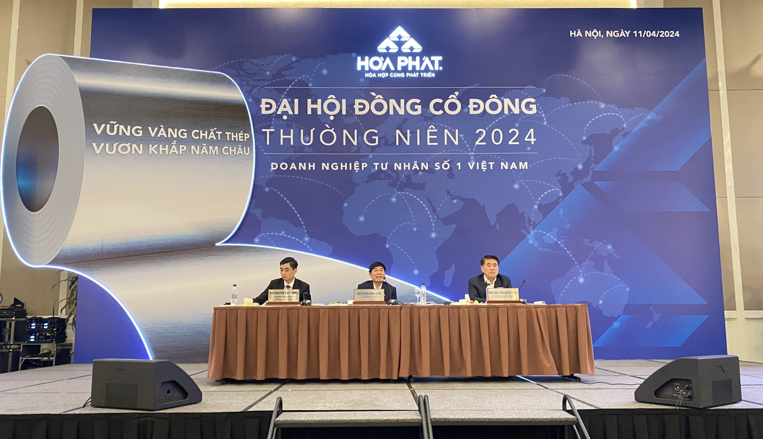 Chủ tịch Hòa Phát Trần Đình Long trao đổi với cổ đông tại AGM 2024