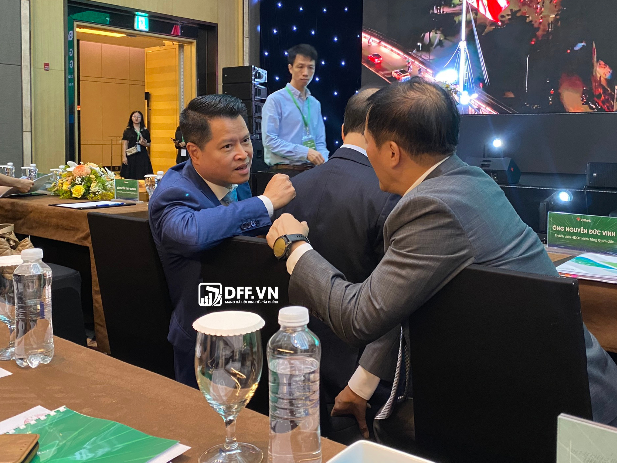 Cuộc trao đổi ngắn trước thềm AGM 2024 của Chủ tịch VPBank Ngô Chí Dũng và CEO Nguyễn Đức Vinh
