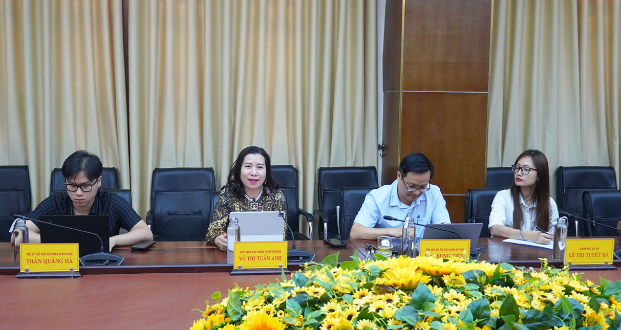 Bà Võ Thị Tuấn Anh (thứ 2 từ trái sang), Chủ tịch HĐQT Newtechco Group (Ảnh: quangtri.gov.vn)