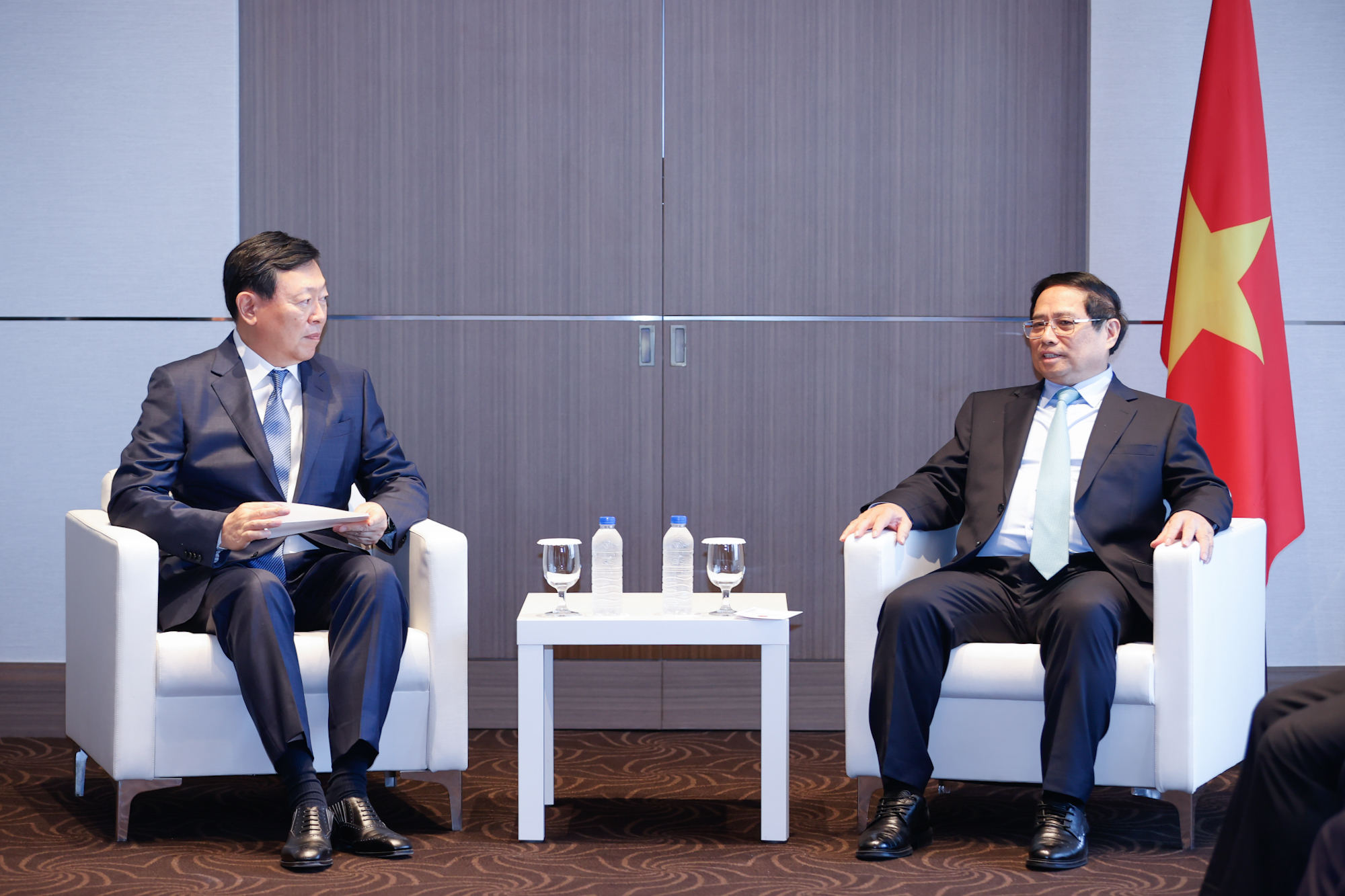 Thủ tướng Phạm Minh Chính và ông Shin Dong-bin, chủ tịch Tập đoàn Lotte (Ảnh: Báo Chính phủ)