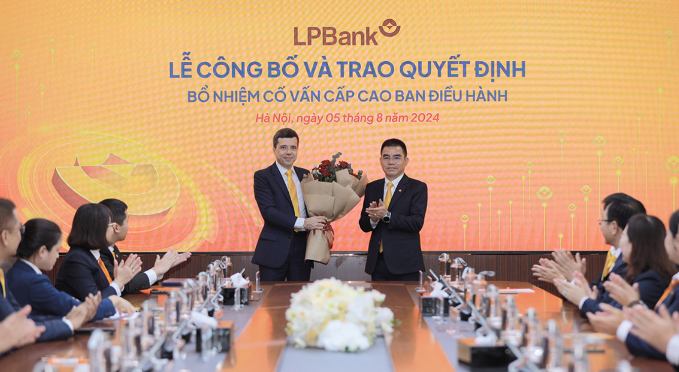 Ông Hồ Nam Tiến (phải) - Tổng giám đốc LPBank tặng hoa chúc mừng ông Loic Faussier (Ảnh: LPBank)