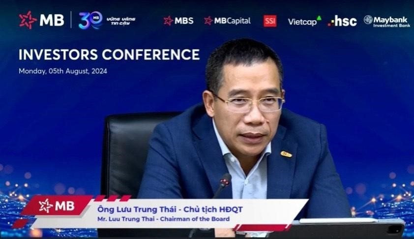 Ông Lưu Trung Thái, Chủ tịch HĐQT MBBank chủ trì Hội nghị nhà đầu tư, cập nhật kết quả kinh doanh và triển vọng tăng trưởng 2024 của MB Bank vừa diễn ra chiều ngày 5/8 (Ảnh chụp màn hình)